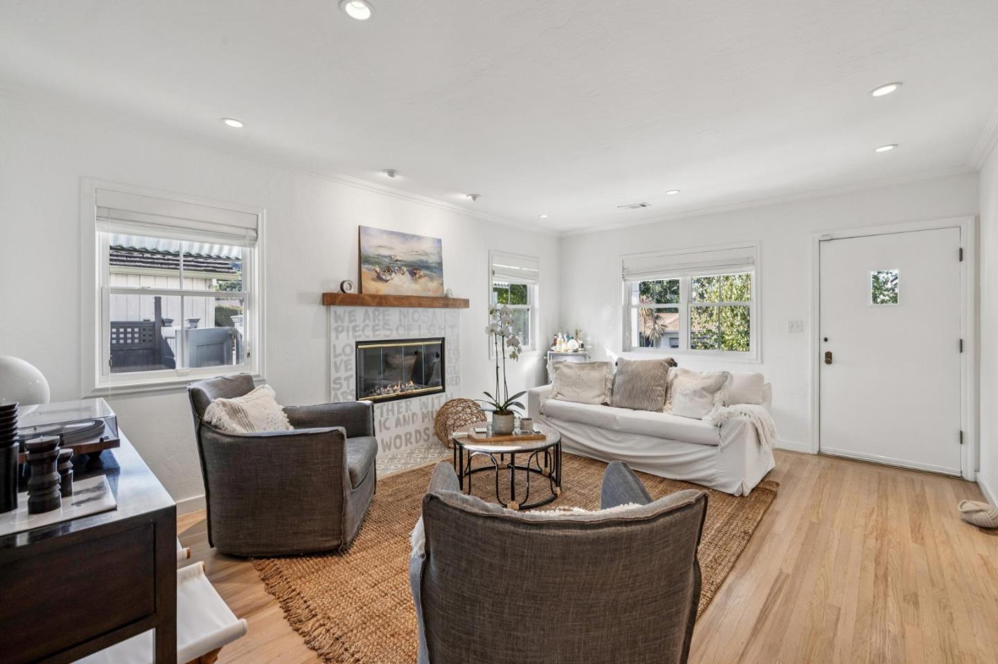 Detail Gallery Image 17 of 29 For 2611 Thornhill Dr, San Carlos,  CA 94070 - 2 Beds | 1 Baths