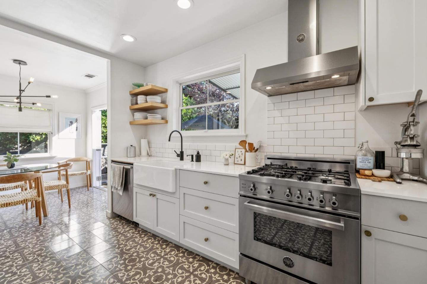 Detail Gallery Image 22 of 29 For 2611 Thornhill Dr, San Carlos,  CA 94070 - 2 Beds | 1 Baths