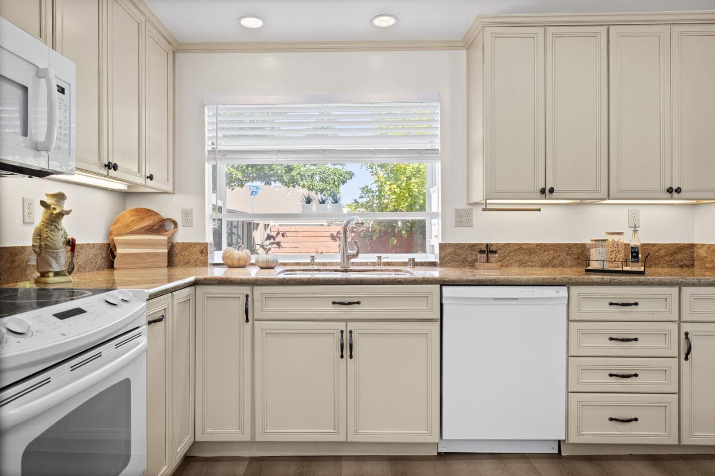 Detail Gallery Image 15 of 29 For 659 Libra Ln, Foster City,  CA 94404 - 2 Beds | 1/1 Baths