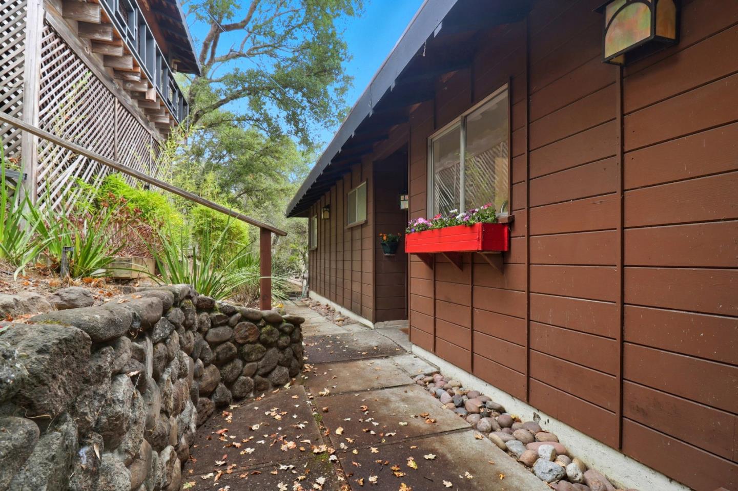 Detail Gallery Image 3 of 35 For 20 Brookmont Cir, San Anselmo,  CA 94960 - 3 Beds | 2 Baths