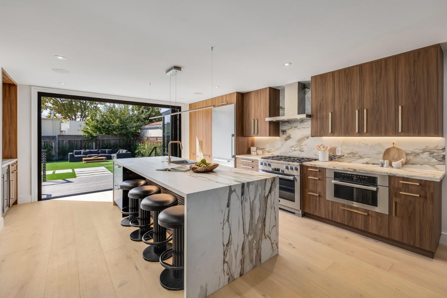 Detail Gallery Image 15 of 72 For 139 Victoria Rd, Burlingame,  CA 94010 - 5 Beds | 5 Baths