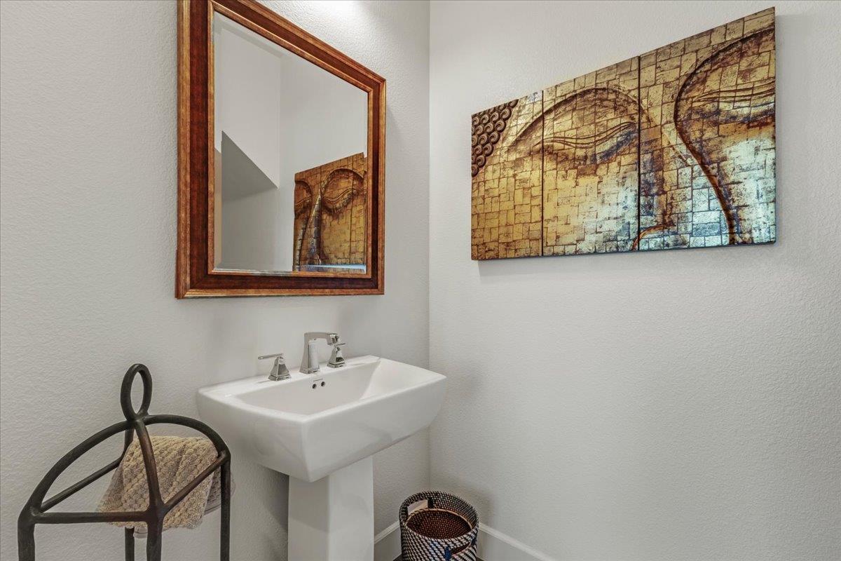 Detail Gallery Image 11 of 39 For 627 Matterhorn Ct, Marina,  CA 93933 - 4 Beds | 2/1 Baths