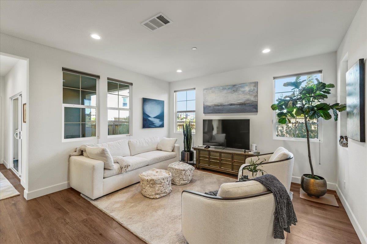 Detail Gallery Image 4 of 39 For 627 Matterhorn Ct, Marina,  CA 93933 - 4 Beds | 2/1 Baths