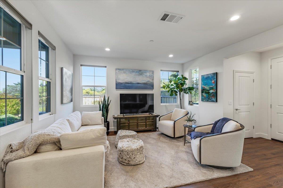 Detail Gallery Image 5 of 39 For 627 Matterhorn Ct, Marina,  CA 93933 - 4 Beds | 2/1 Baths