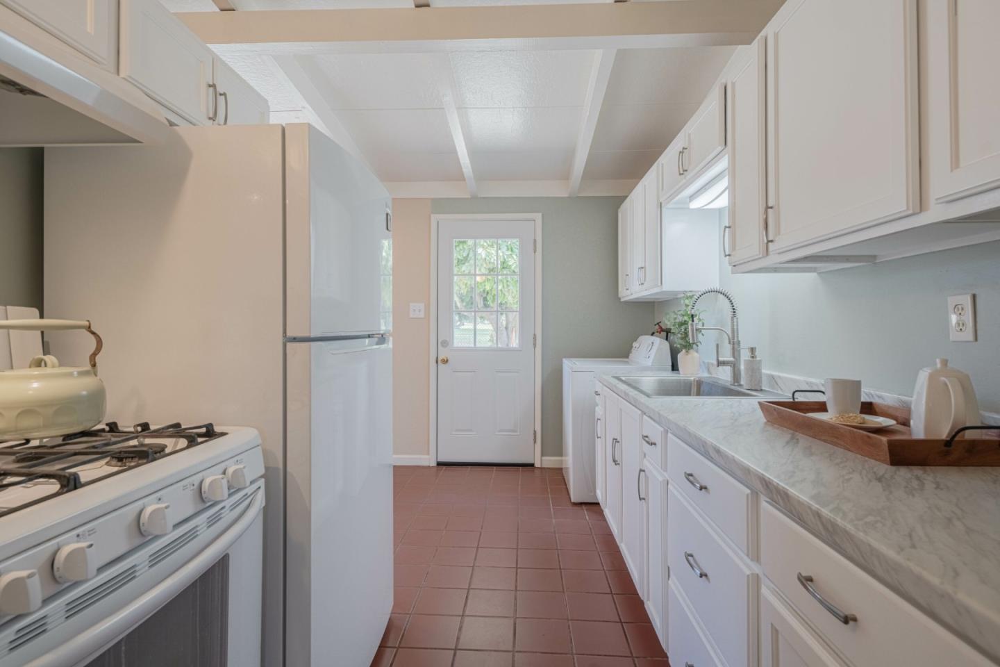 Detail Gallery Image 12 of 22 For 453 Carol Dr, Salinas,  CA 93905 - 3 Beds | 1 Baths