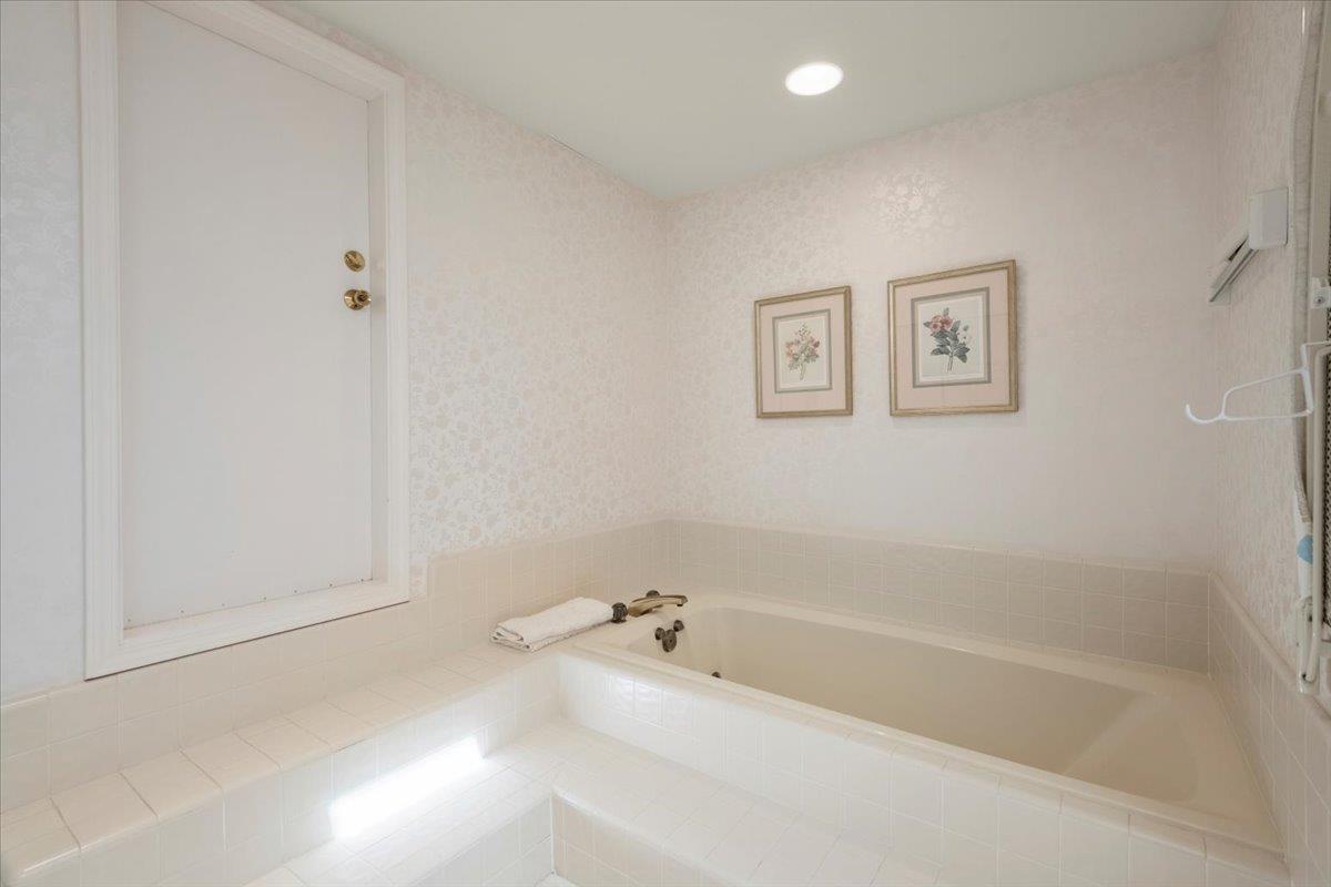 Detail Gallery Image 20 of 41 For 1360 Trinity Dr, Menlo Park,  CA 94025 - 2 Beds | 2/1 Baths