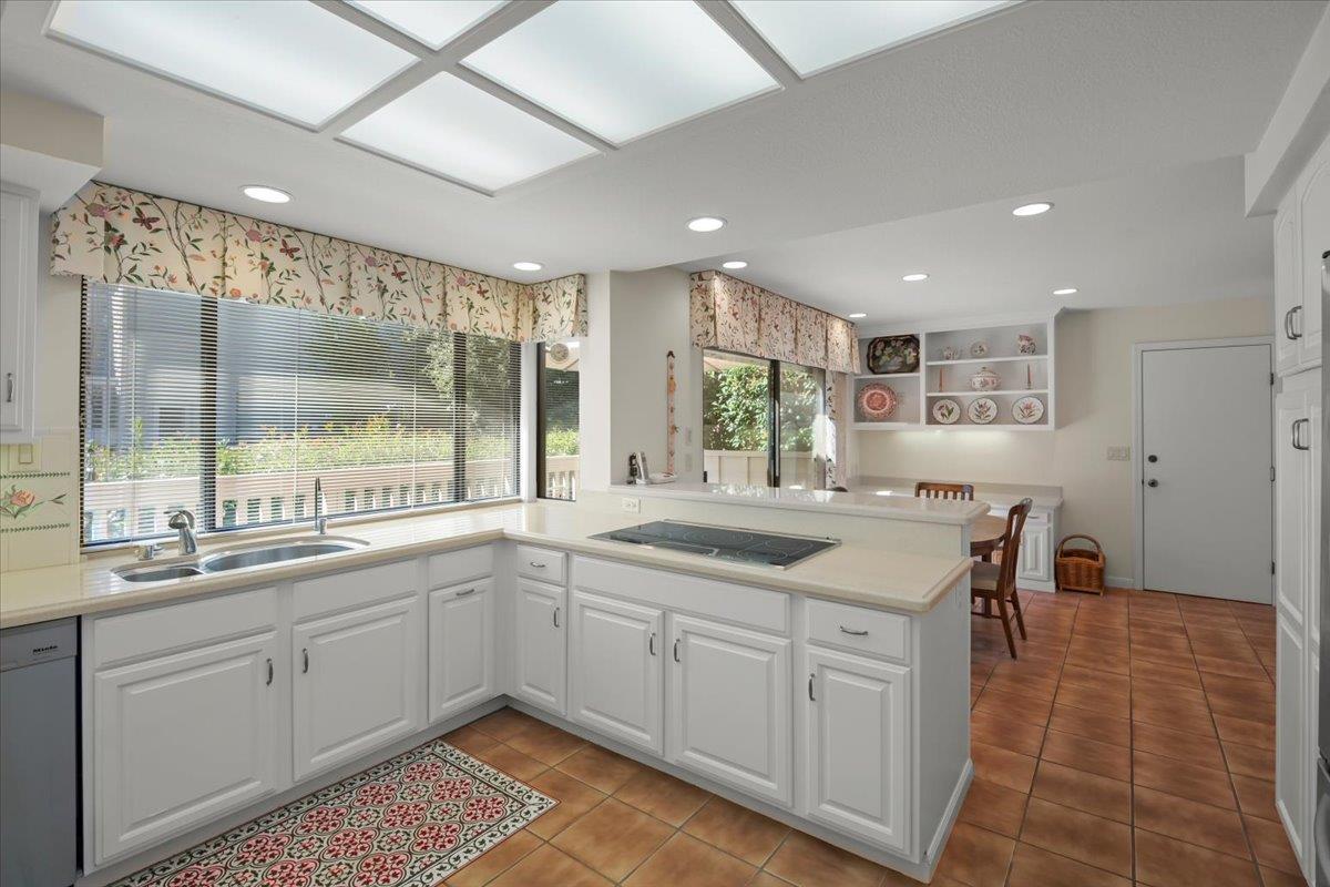 Detail Gallery Image 4 of 41 For 1360 Trinity Dr, Menlo Park,  CA 94025 - 2 Beds | 2/1 Baths