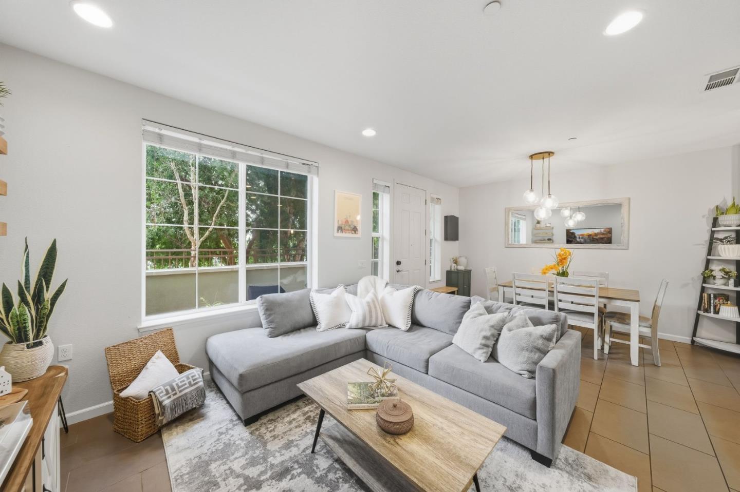 Detail Gallery Image 3 of 27 For 630 Bair Island Rd #106,  Redwood City,  CA 94063 - 3 Beds | 2/1 Baths