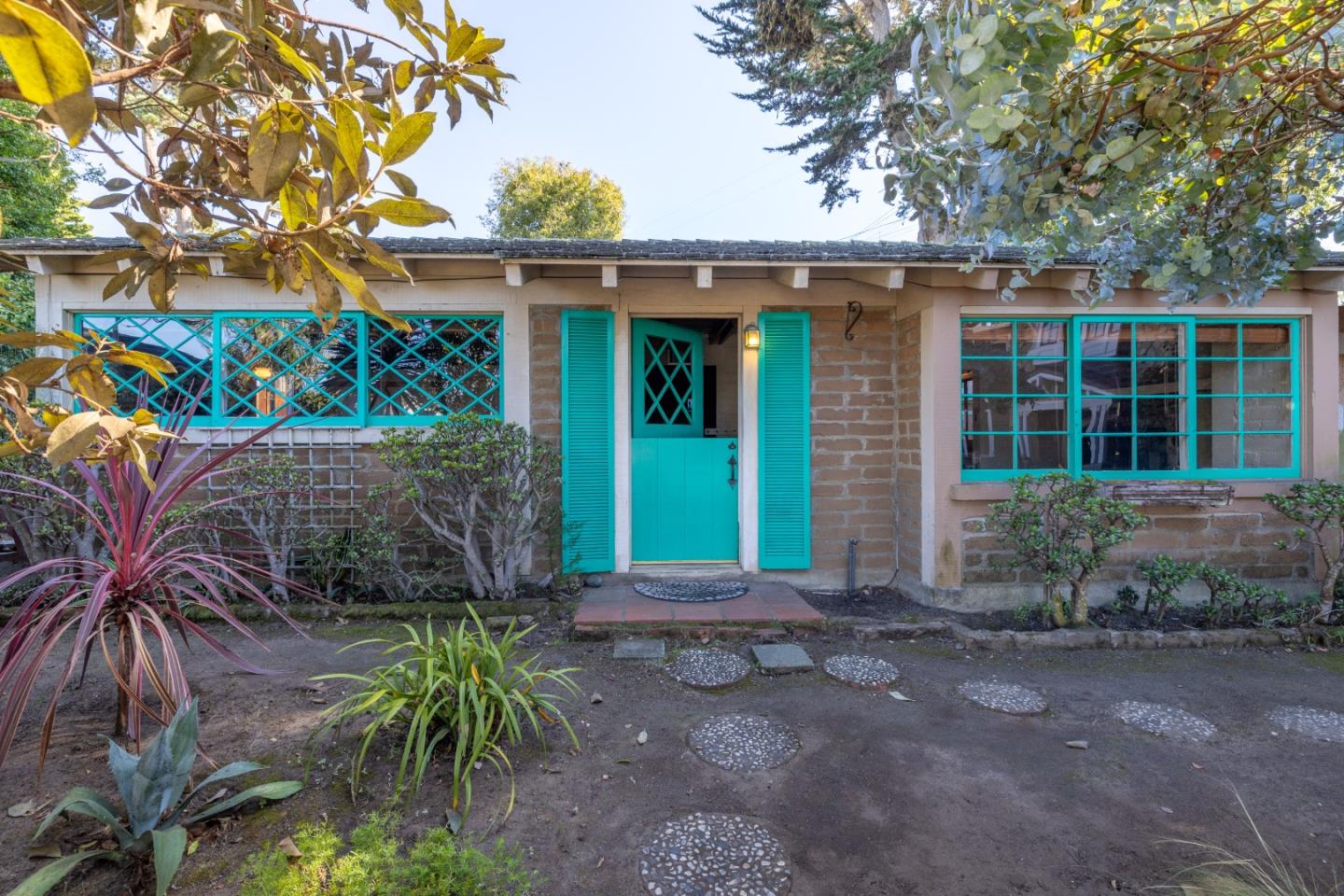 Detail Gallery Image 2 of 28 For 221 Pine Garden Ln, Pacific Grove,  CA 93950 - 2 Beds | 1 Baths