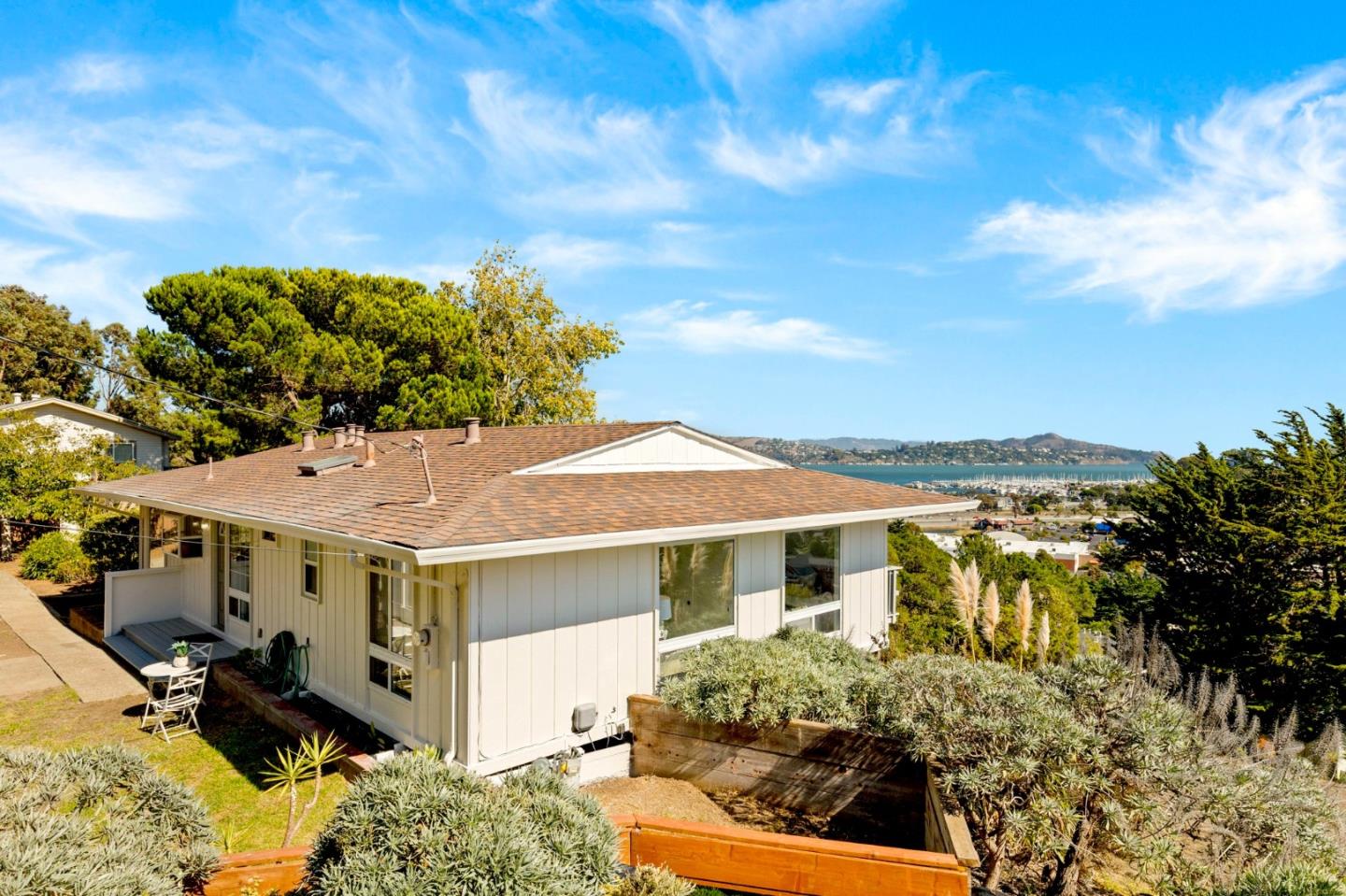 Detail Gallery Image 2 of 38 For 54 Buckelew, Sausalito,  CA 94965 - 4 Beds | 2 Baths