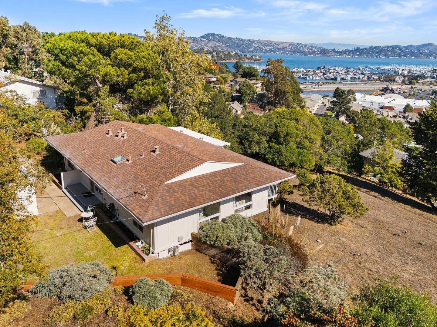 Detail Gallery Image 3 of 38 For 54 Buckelew, Sausalito,  CA 94965 - 4 Beds | 2 Baths