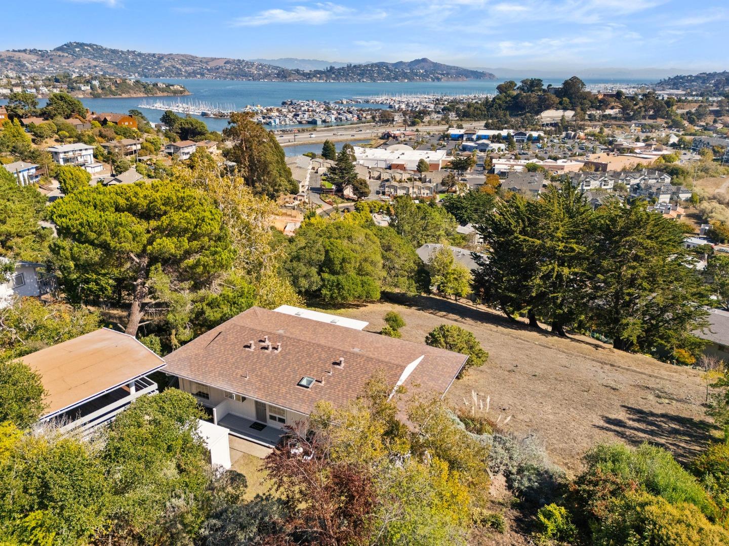 Detail Gallery Image 7 of 38 For 54 Buckelew, Sausalito,  CA 94965 - 4 Beds | 2 Baths