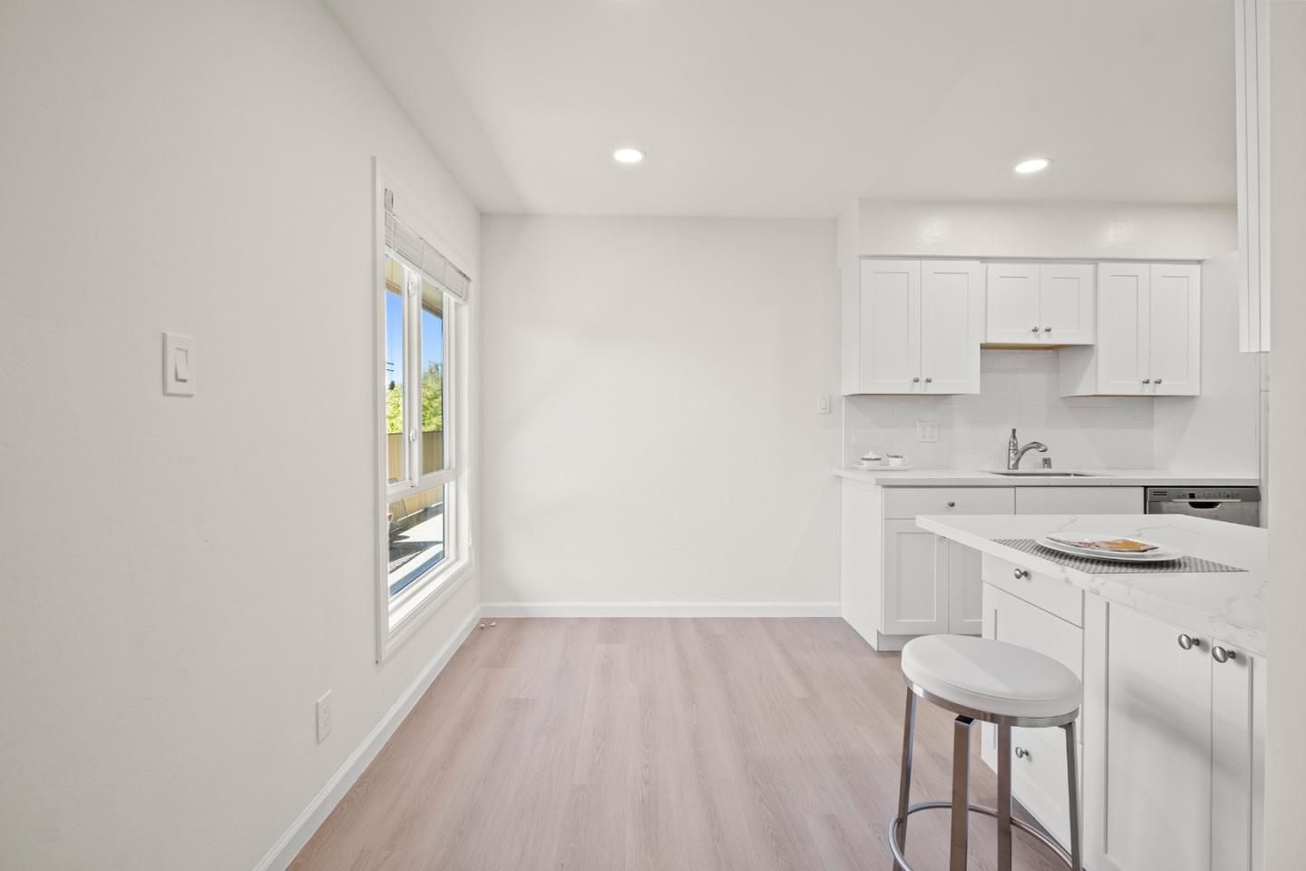 Detail Gallery Image 6 of 20 For 3045 Los Prados St #218,  San Mateo,  CA 94403 - 2 Beds | 2 Baths