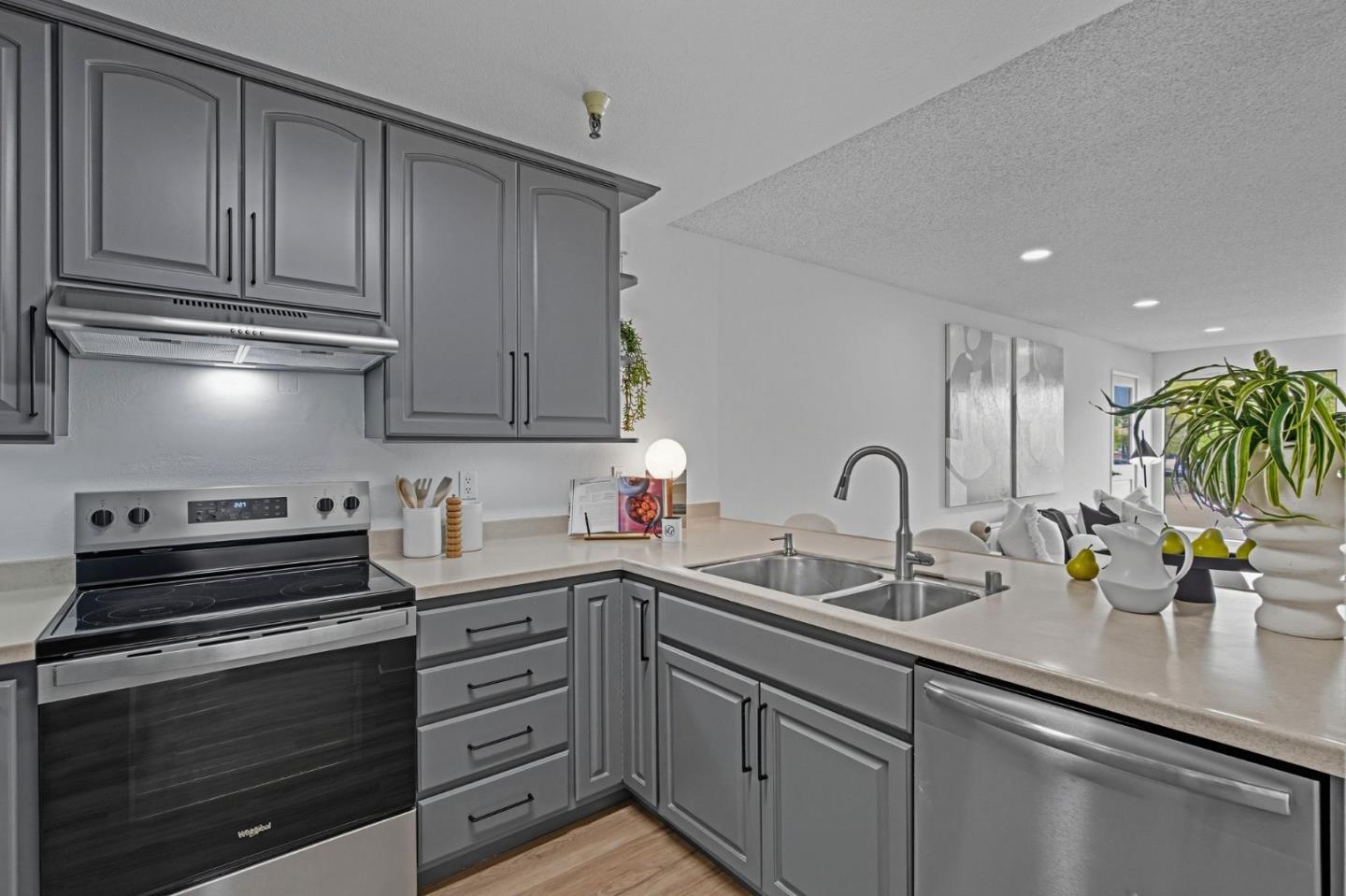 Detail Gallery Image 5 of 37 For 35 W 20th Ave #113,  San Mateo,  CA 94403 - 2 Beds | 2 Baths