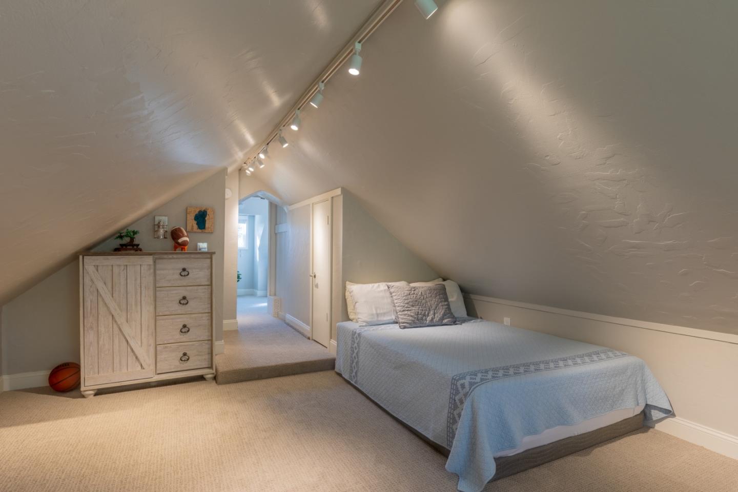 Detail Gallery Image 20 of 32 For 1043 Mission Rd, Pebble Beach,  CA 93953 - 4 Beds | 2/1 Baths