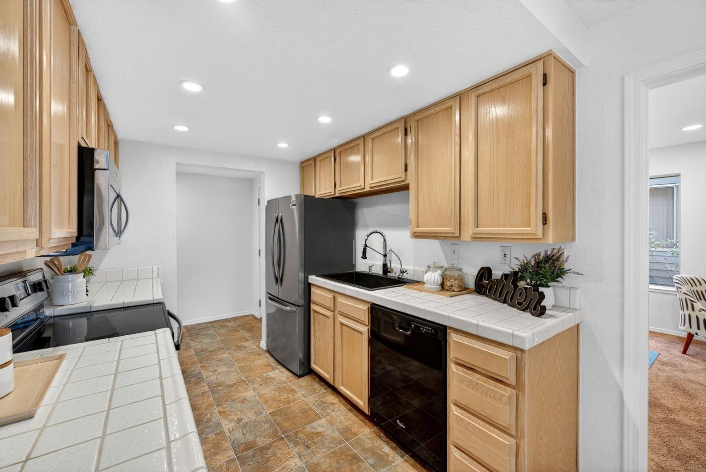 Detail Gallery Image 8 of 18 For 2559 Alveswood Cir, San Jose,  CA 95131 - 2 Beds | 2 Baths