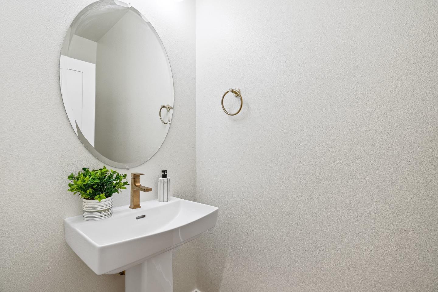 Detail Gallery Image 11 of 26 For 947 Woodside Rd, Redwood City,  CA 94061 - 4 Beds | 2/1 Baths