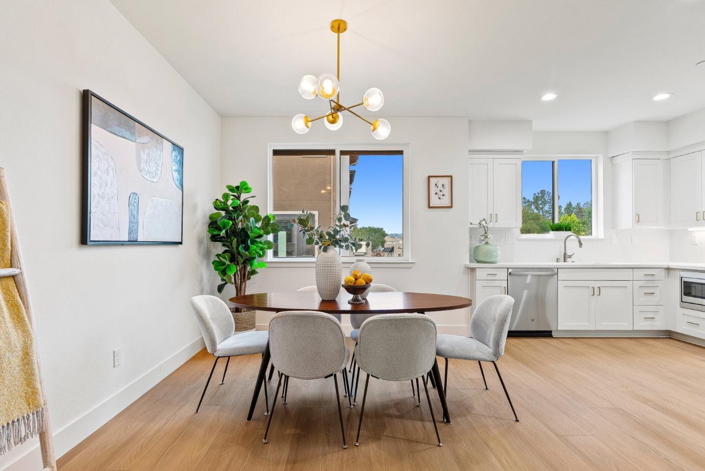 Detail Gallery Image 12 of 26 For 947 Woodside Rd, Redwood City,  CA 94061 - 4 Beds | 2/1 Baths