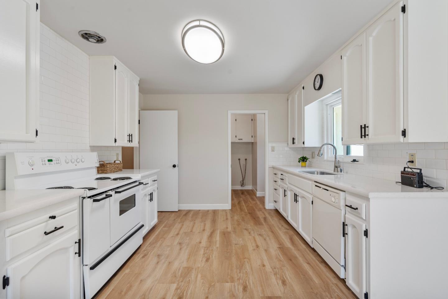 Detail Gallery Image 14 of 36 For 1001 Monterey St, Hollister,  CA 95023 - 3 Beds | 2 Baths