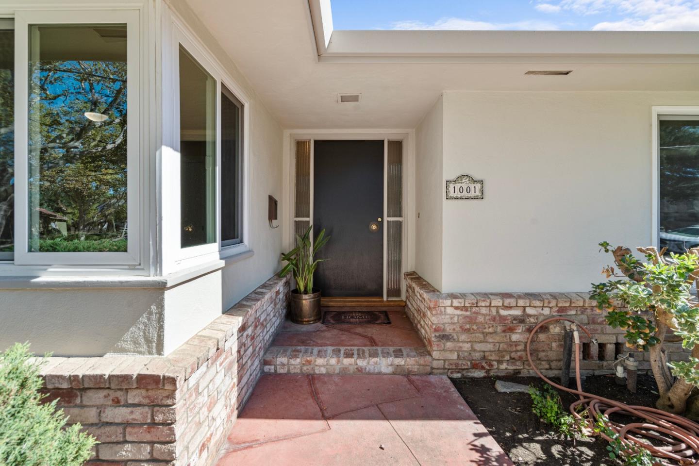 Detail Gallery Image 4 of 36 For 1001 Monterey St, Hollister,  CA 95023 - 3 Beds | 2 Baths
