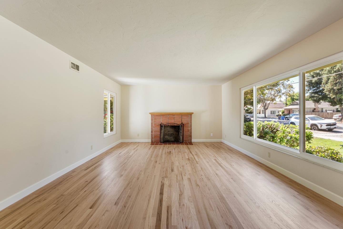 Detail Gallery Image 5 of 36 For 1001 Monterey St, Hollister,  CA 95023 - 3 Beds | 2 Baths