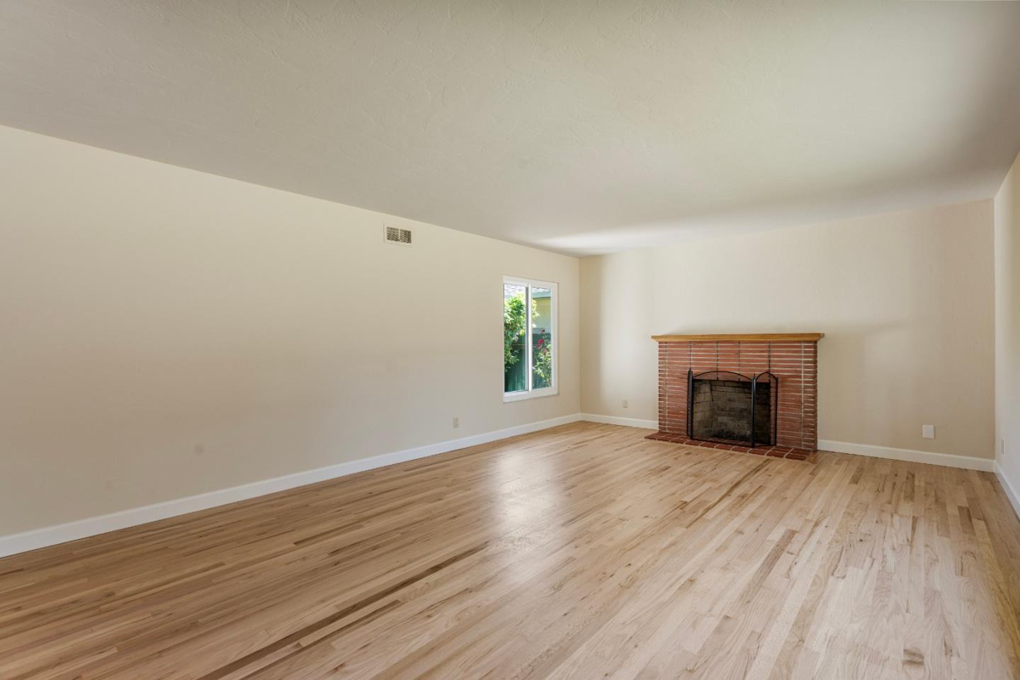 Detail Gallery Image 6 of 36 For 1001 Monterey St, Hollister,  CA 95023 - 3 Beds | 2 Baths