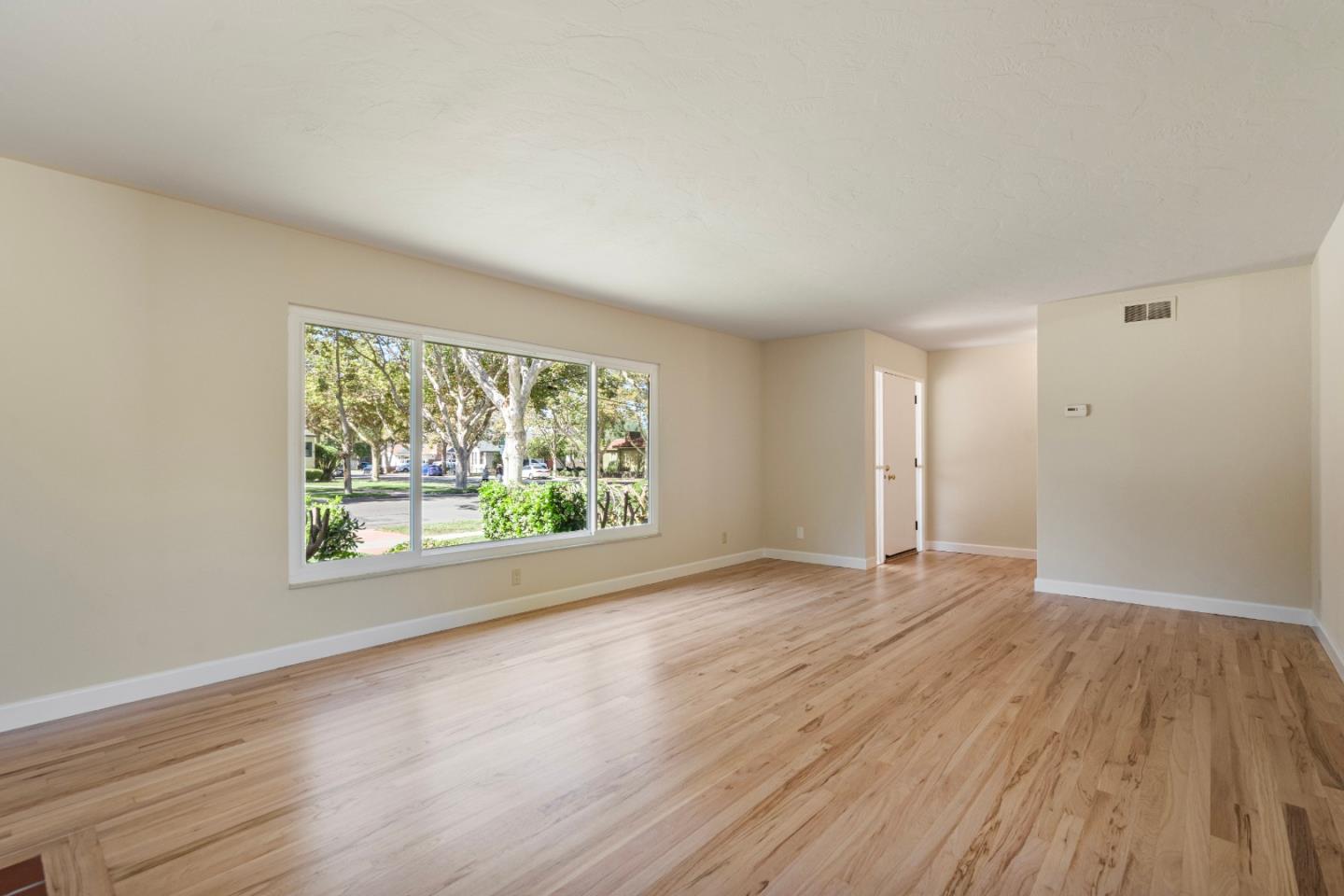 Detail Gallery Image 7 of 36 For 1001 Monterey St, Hollister,  CA 95023 - 3 Beds | 2 Baths