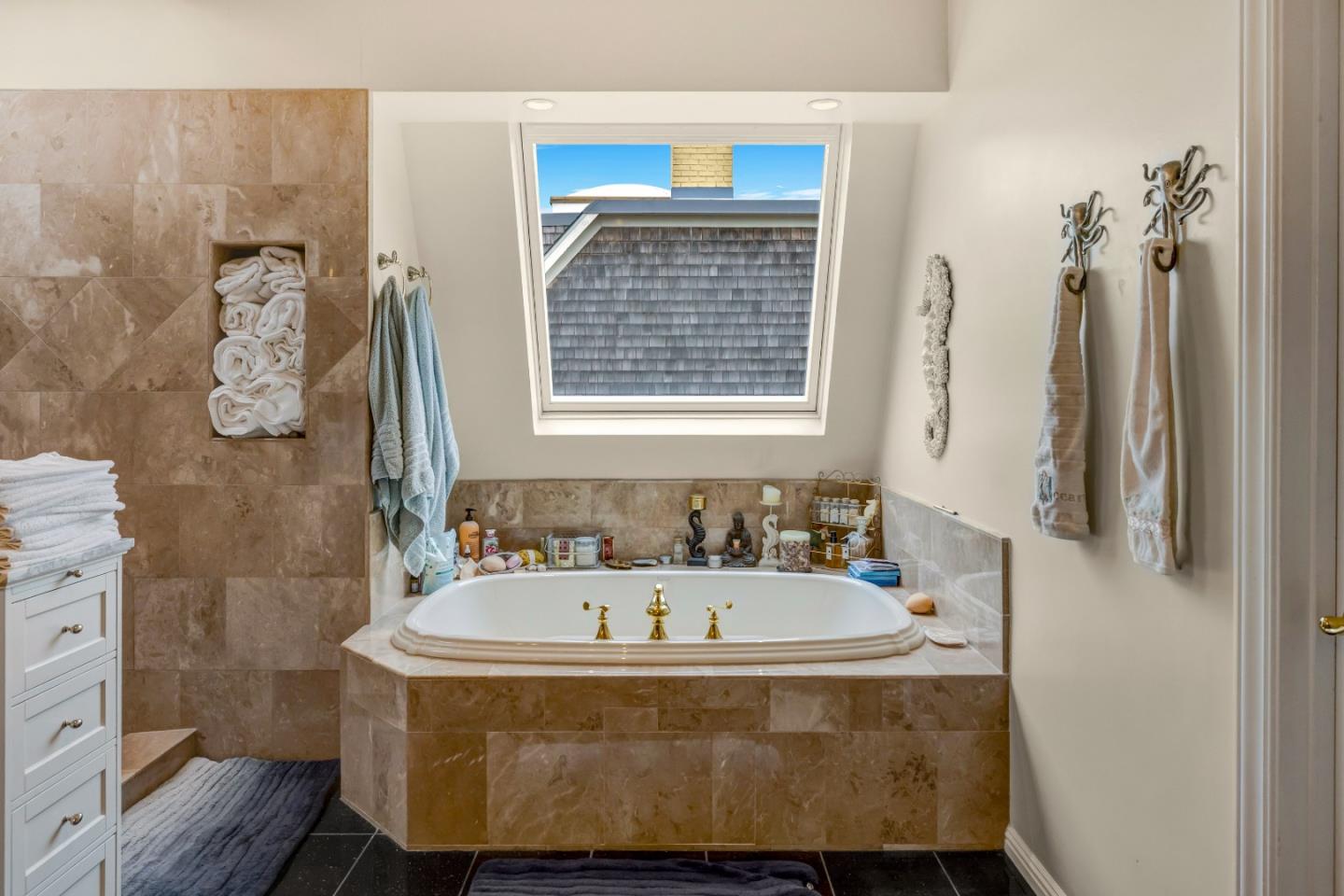 Detail Gallery Image 21 of 54 For 127 16th St, Pacific Grove,  CA 93950 - 3 Beds | 4 Baths