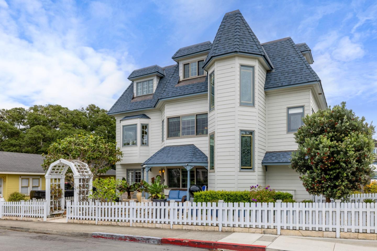 Detail Gallery Image 3 of 54 For 127 16th St, Pacific Grove,  CA 93950 - 3 Beds | 4 Baths