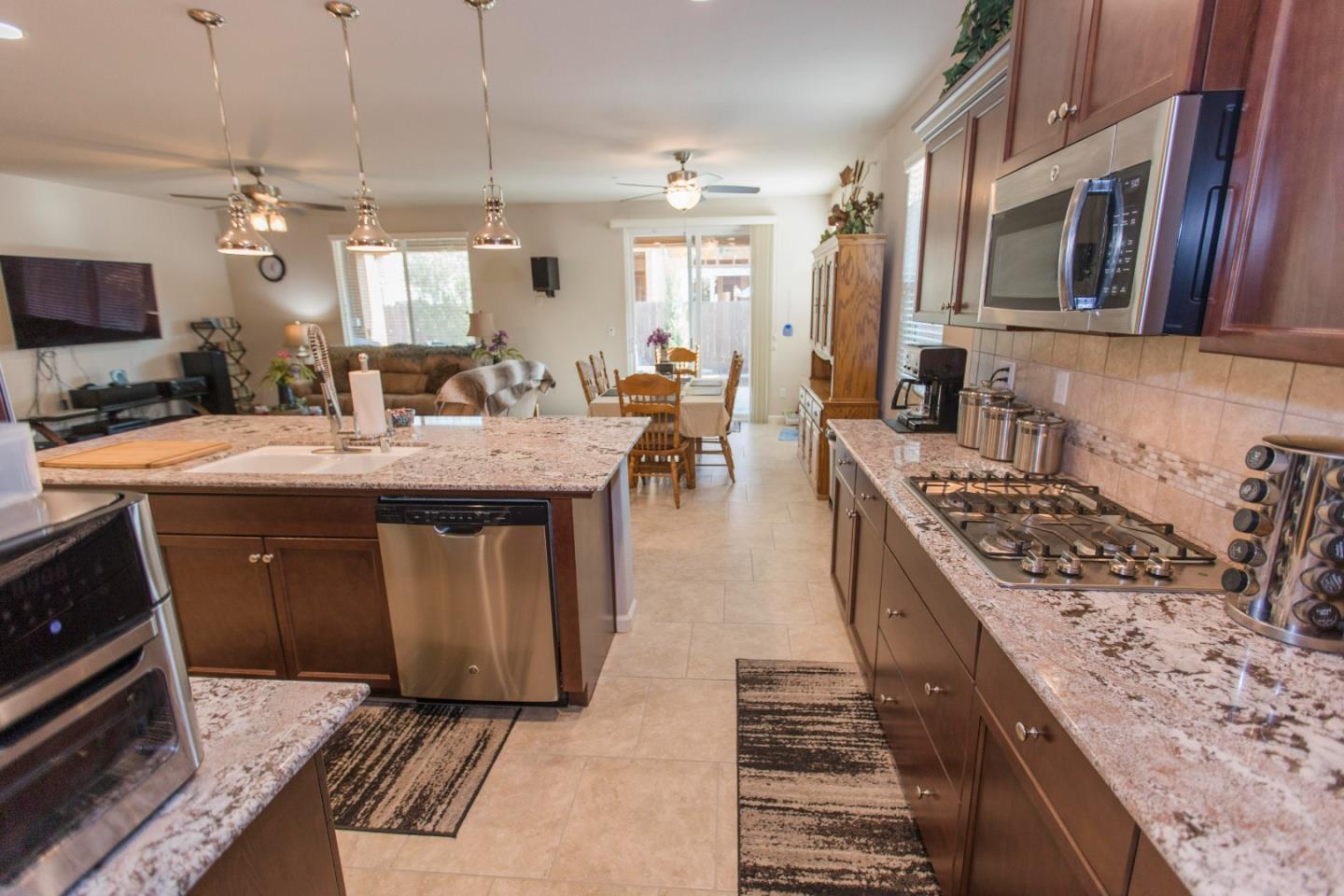 Detail Gallery Image 12 of 46 For 3776 Saginaw Ave, Clovis,  CA 93619 - 3 Beds | 3 Baths