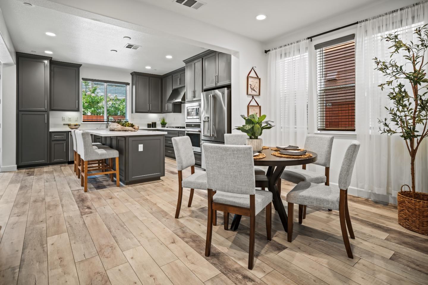 Detail Gallery Image 4 of 40 For 2721 Parkview Way, Marina,  CA 93933 - 4 Beds | 2/1 Baths