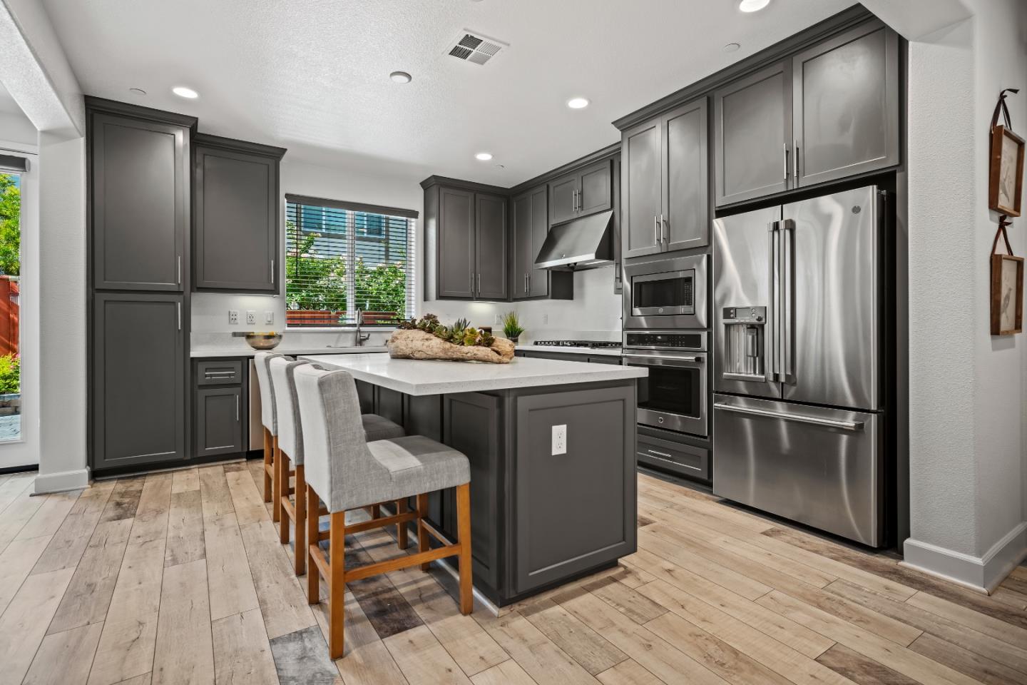 Detail Gallery Image 5 of 40 For 2721 Parkview Way, Marina,  CA 93933 - 4 Beds | 2/1 Baths