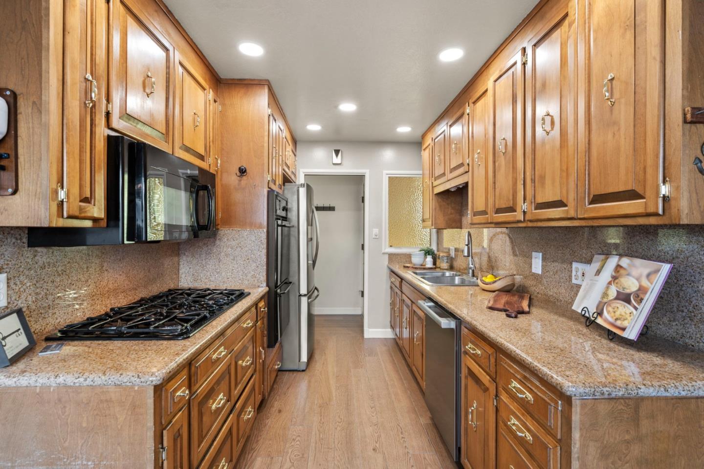 Detail Gallery Image 5 of 40 For 728 Cottonwood Ave, South San Francisco,  CA 94080 - 3 Beds | 2 Baths