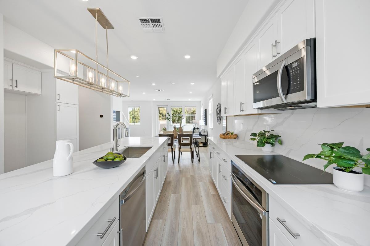 Detail Gallery Image 15 of 35 For 3775 Castro Valley Blvd, Castro Valley,  CA 94546 - 3 Beds | 2/1 Baths