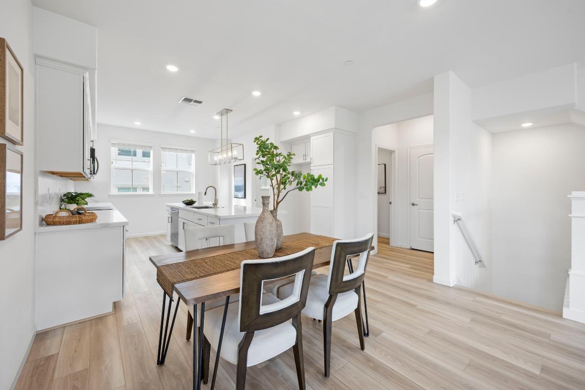 Detail Gallery Image 18 of 35 For 3775 Castro Valley Blvd, Castro Valley,  CA 94546 - 3 Beds | 2/1 Baths