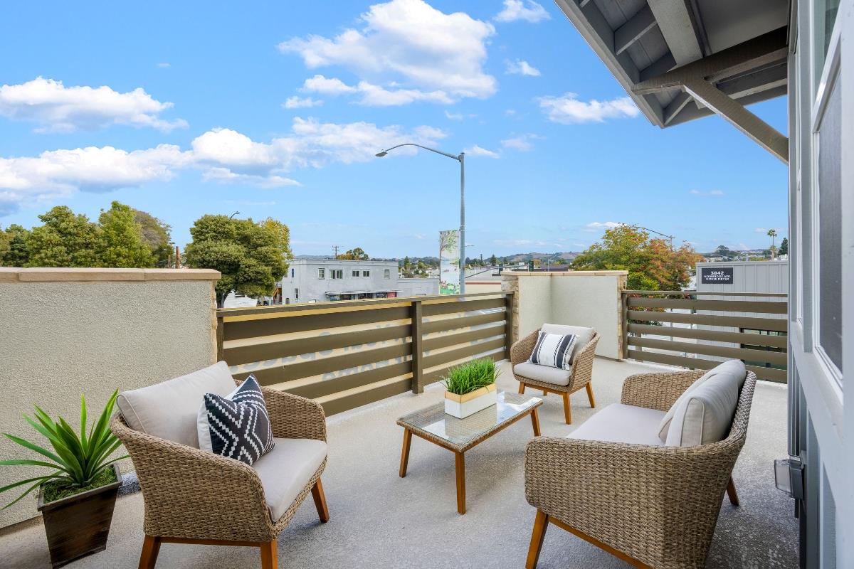 Detail Gallery Image 2 of 35 For 3775 Castro Valley Blvd, Castro Valley,  CA 94546 - 3 Beds | 2/1 Baths