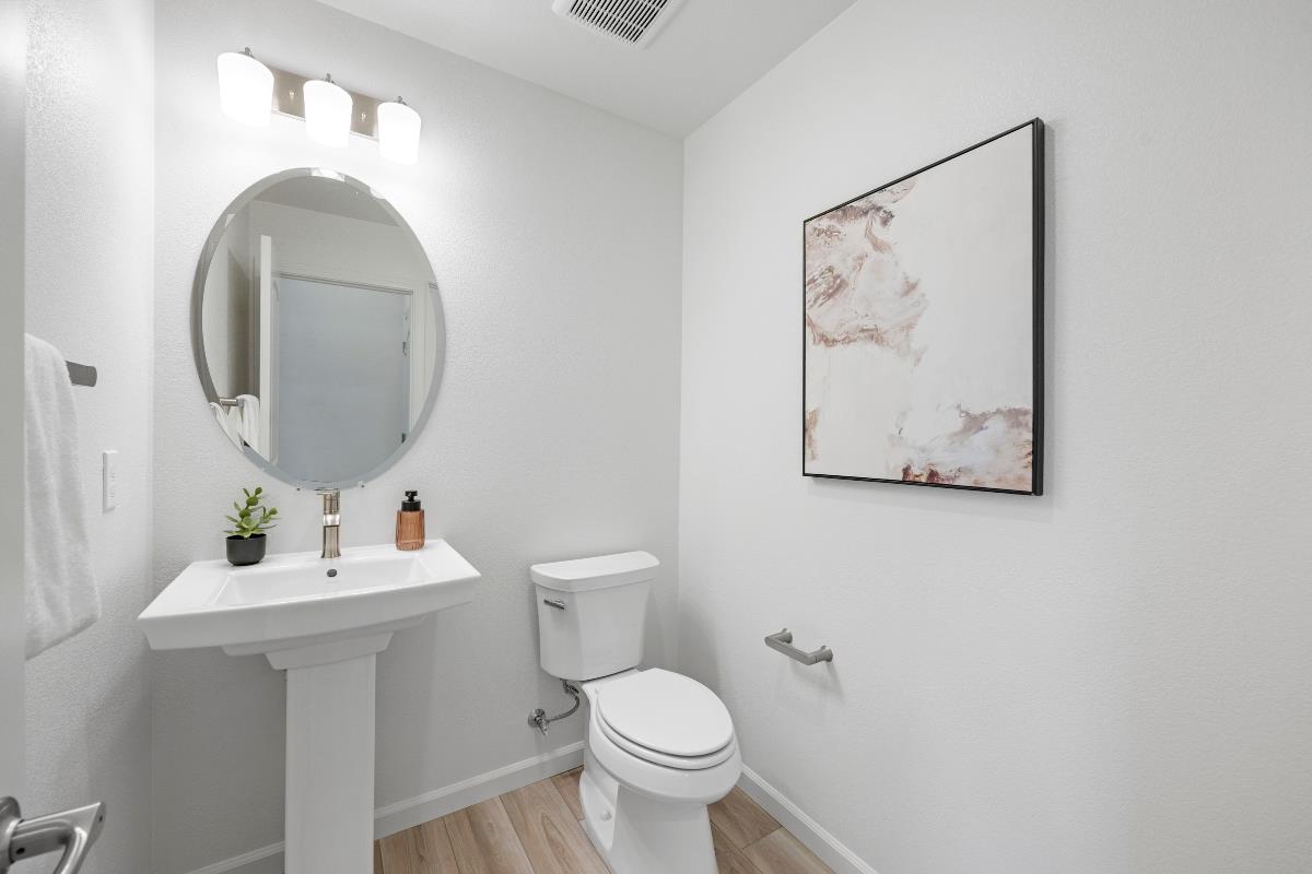 Detail Gallery Image 28 of 35 For 3775 Castro Valley Blvd, Castro Valley,  CA 94546 - 3 Beds | 2/1 Baths