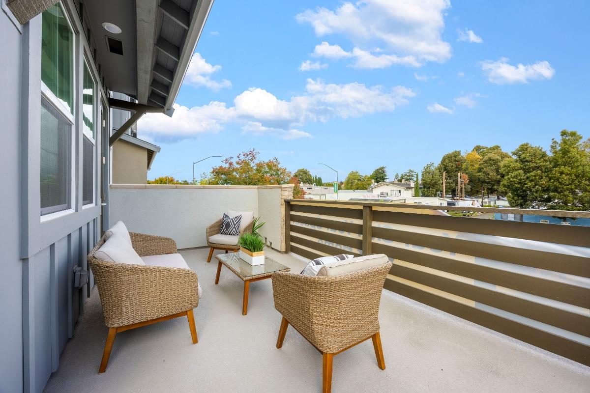 Detail Gallery Image 4 of 35 For 3775 Castro Valley Blvd, Castro Valley,  CA 94546 - 3 Beds | 2/1 Baths