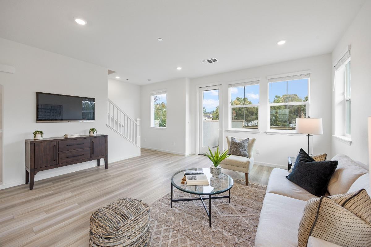 Detail Gallery Image 7 of 35 For 3775 Castro Valley Blvd, Castro Valley,  CA 94546 - 3 Beds | 2/1 Baths