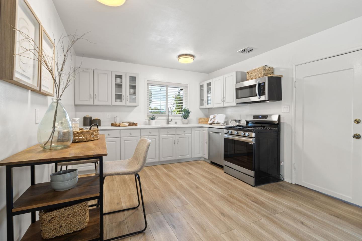 Detail Gallery Image 8 of 58 For 1418 Hancock Ave, San Mateo,  CA 94403 - 4 Beds | 2 Baths