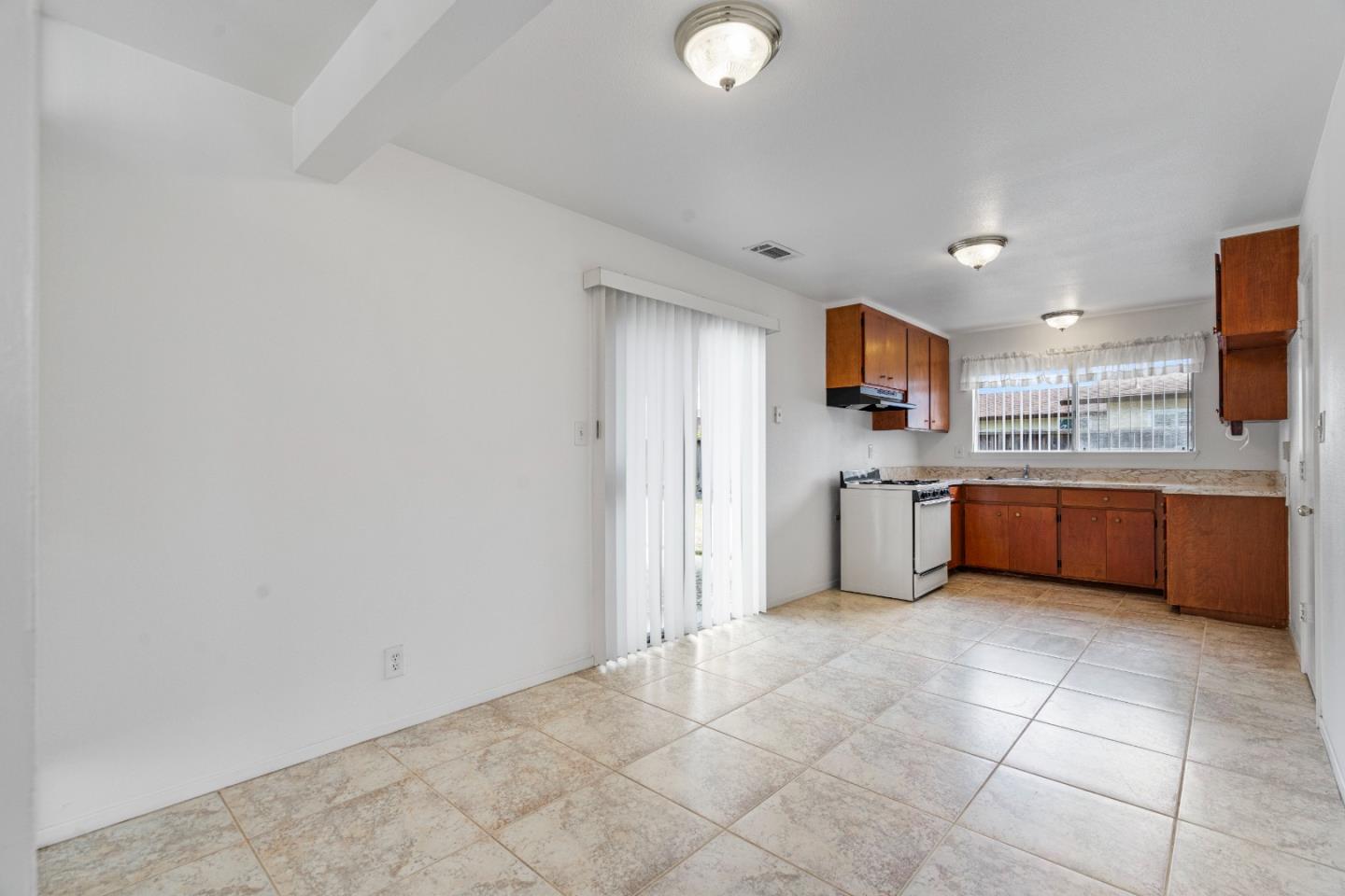 Detail Gallery Image 10 of 36 For 587 Mariposa St, Salinas,  CA 93906 - 3 Beds | 2 Baths