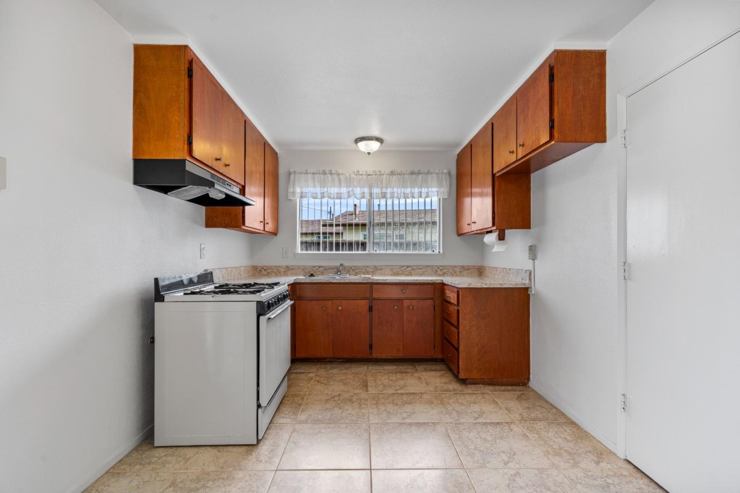 Detail Gallery Image 11 of 36 For 587 Mariposa St, Salinas,  CA 93906 - 3 Beds | 2 Baths