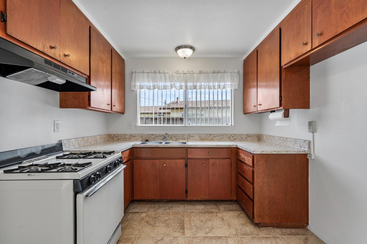 Detail Gallery Image 13 of 36 For 587 Mariposa St, Salinas,  CA 93906 - 3 Beds | 2 Baths