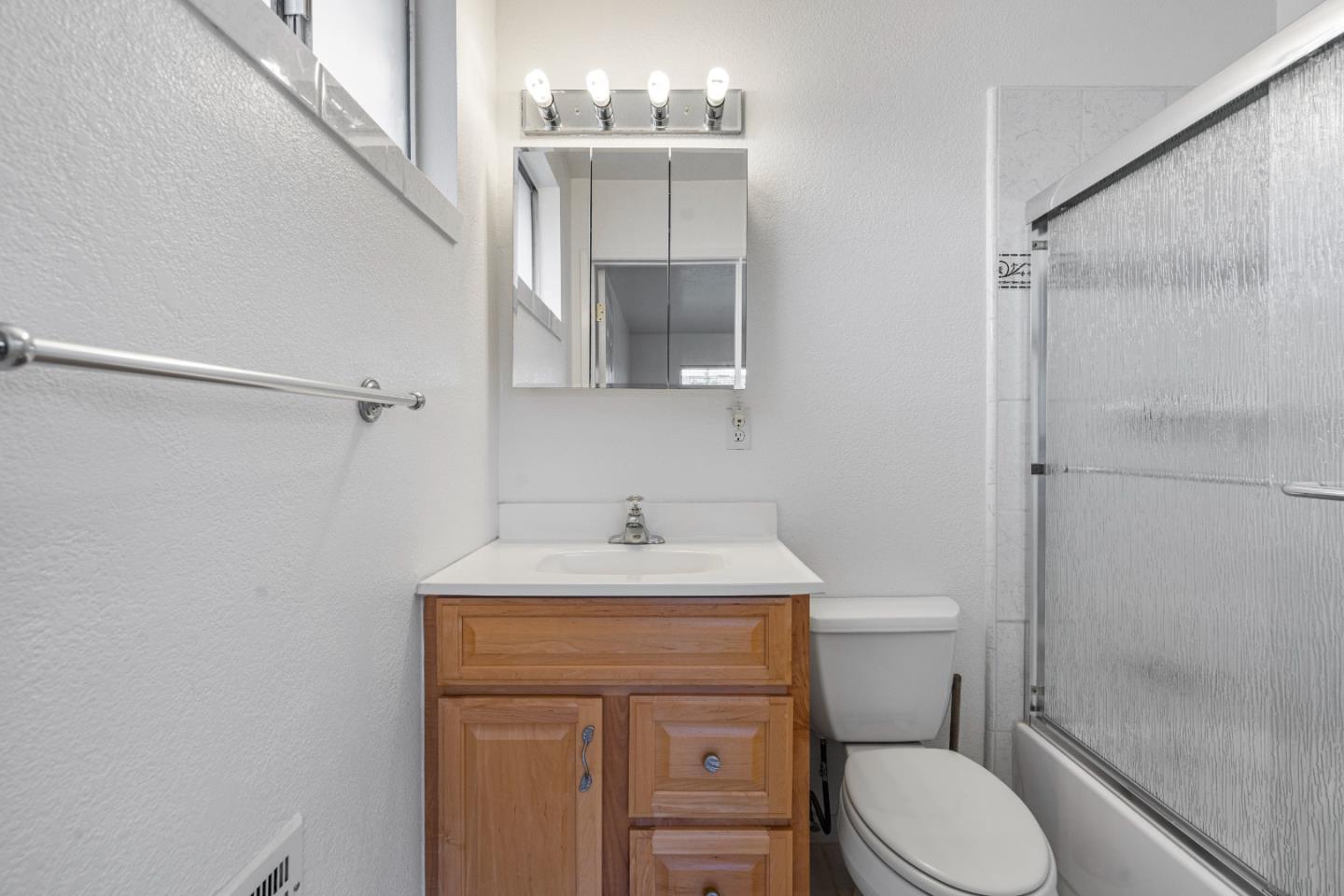 Detail Gallery Image 18 of 36 For 587 Mariposa St, Salinas,  CA 93906 - 3 Beds | 2 Baths