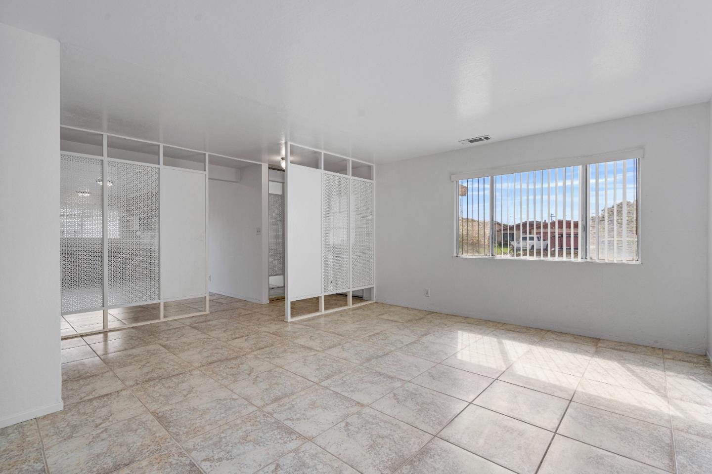 Detail Gallery Image 8 of 36 For 587 Mariposa St, Salinas,  CA 93906 - 3 Beds | 2 Baths