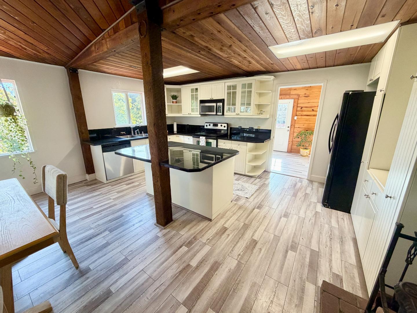 Detail Gallery Image 7 of 23 For 17944 Madrone Dr, Los Gatos,  CA 95033 - 2 Beds | 1 Baths