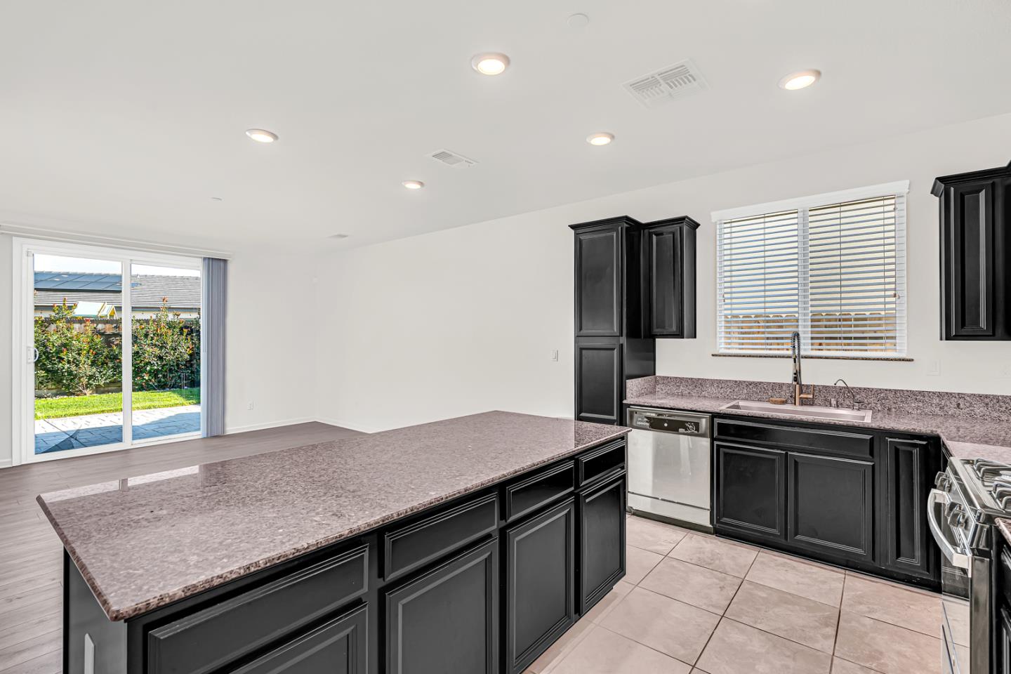 Detail Gallery Image 20 of 20 For 664 Amabile Dr, Los Banos,  CA 93635 - 4 Beds | 3 Baths