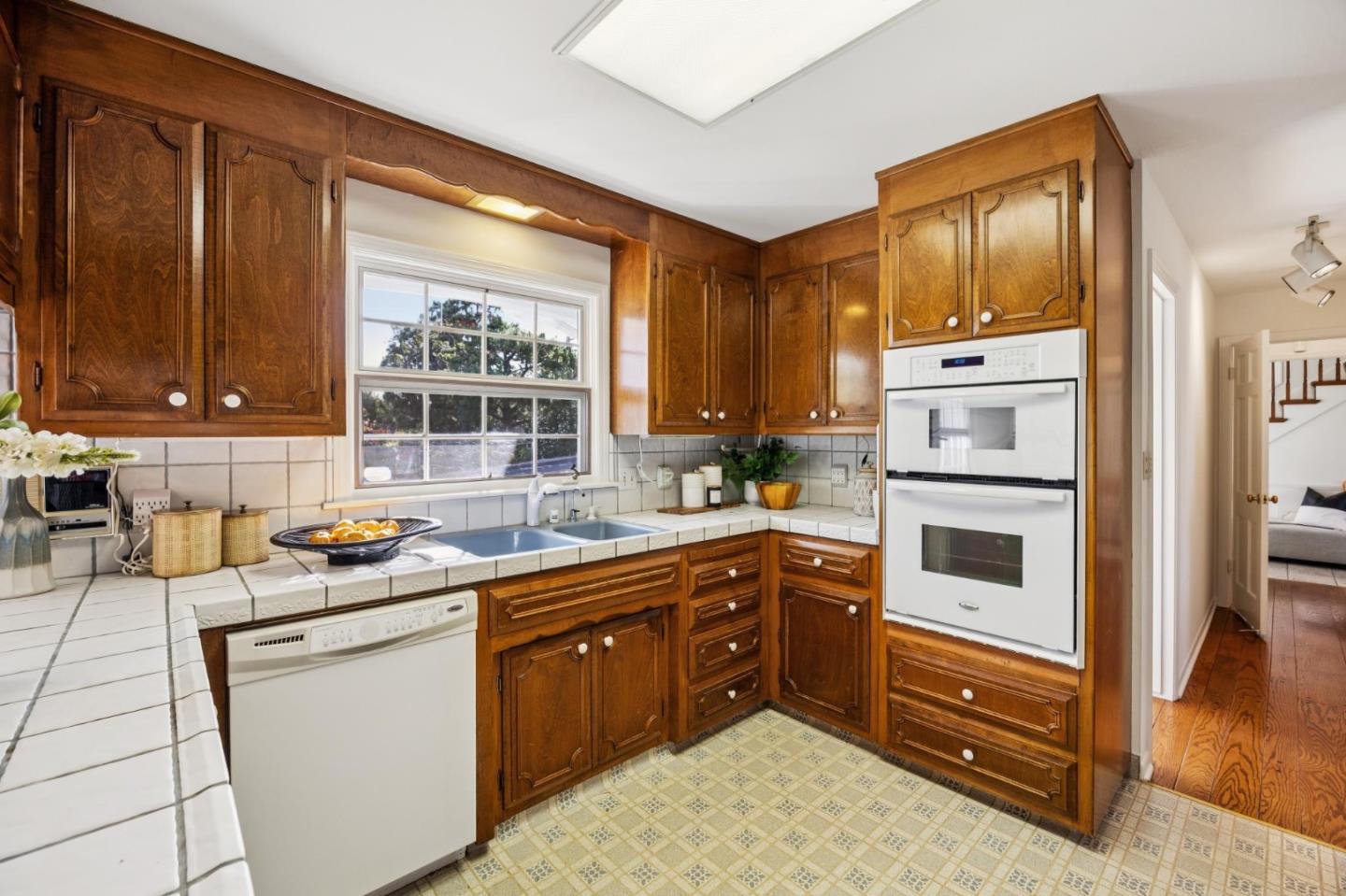 Detail Gallery Image 9 of 49 For 15495 via Caballero, Monte Sereno,  CA 95030 - 5 Beds | 3/1 Baths