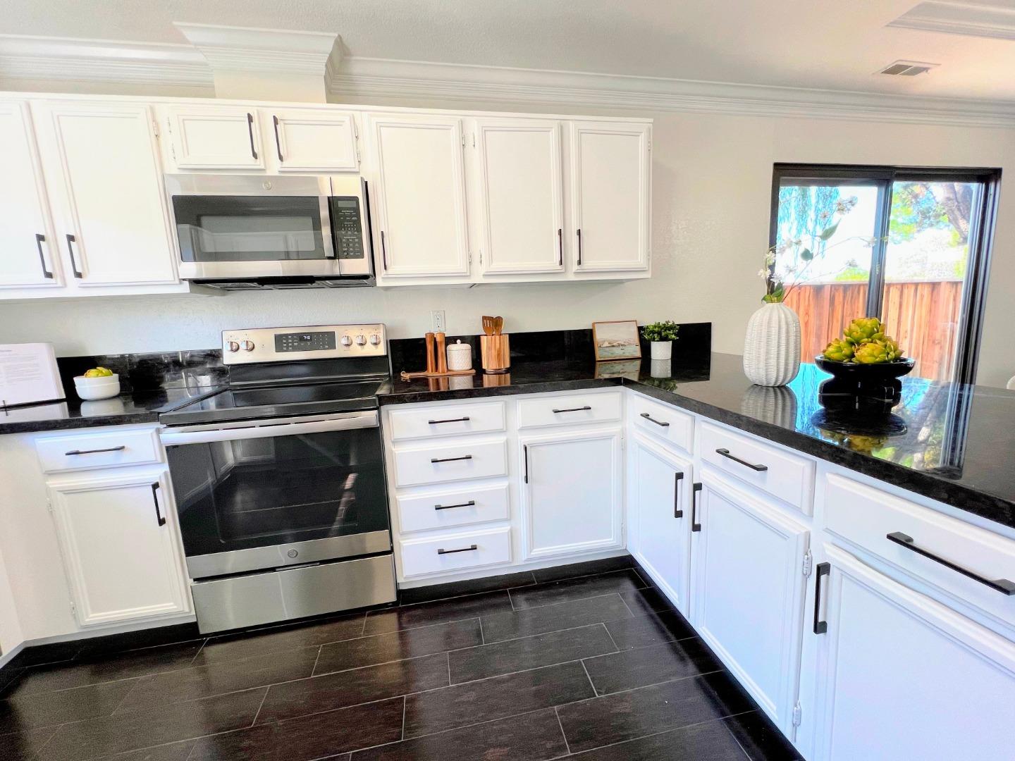 Detail Gallery Image 15 of 62 For 801 Ram Ln, Foster City,  CA 94404 - 3 Beds | 2/1 Baths