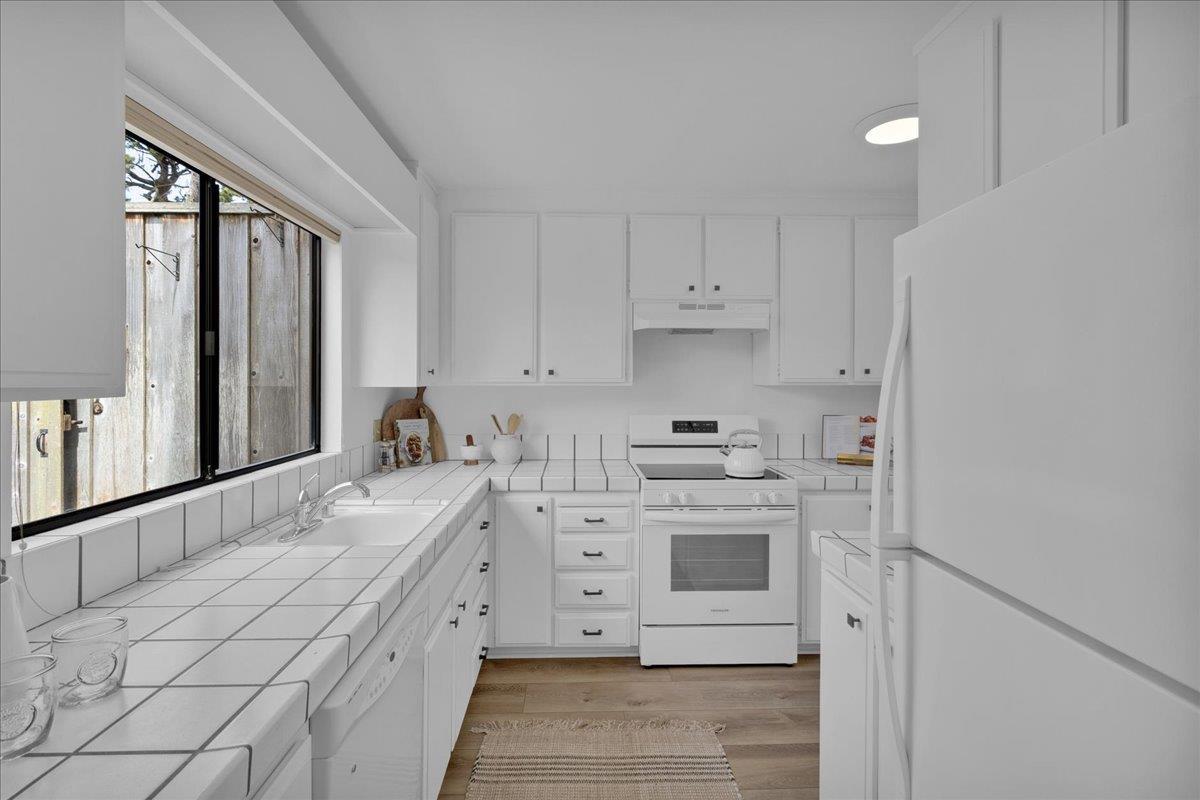 Detail Gallery Image 10 of 31 For 605 Acorn Ct, Pacific Grove,  CA 93950 - 3 Beds | 2/1 Baths